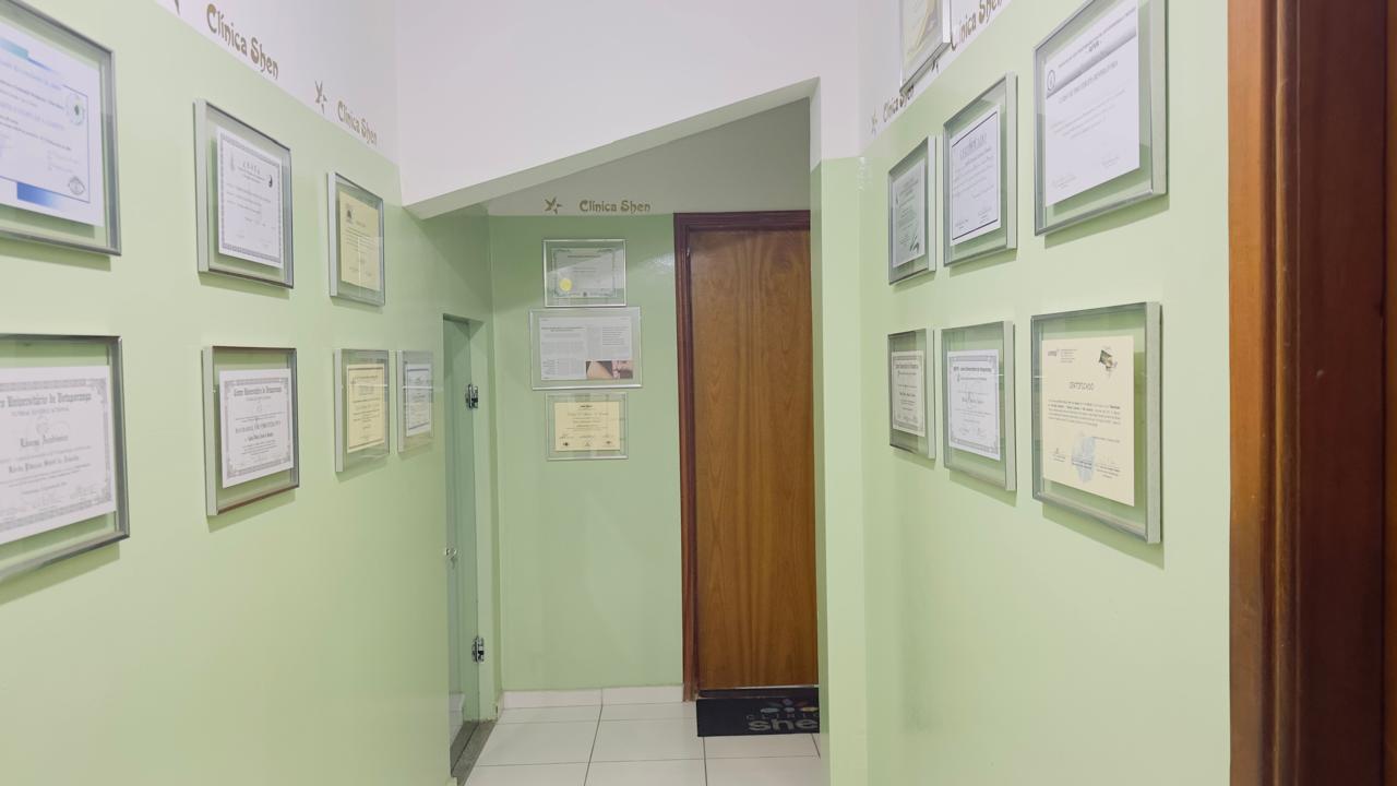 Corredor das certificações da Clínica Shen em Votuporanga
